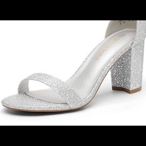 SILVER CHUNK HEEL PUMP (SIZE 8.5)